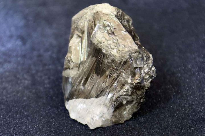  Berlian terbesar yang pernah ditemukan di dunia adalah Cullinan 3.106 karat, ditemukan di Afrika Selatan pada 1905. Bagian dari berlian itu menghiasi permata mahkota Inggris.