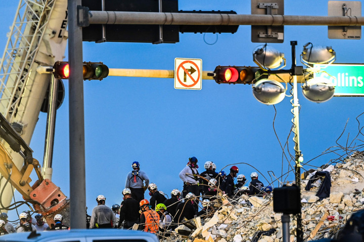 Tidak ada korban selamat yang ditemukan sejak hari ambruknya gedung. Puluhan penyelamat, teknisi dan spesialis, termasuk tim dari Israel dan Meksiko, membantu pencarian bersama dengan anjing pelacak dan alat berat.