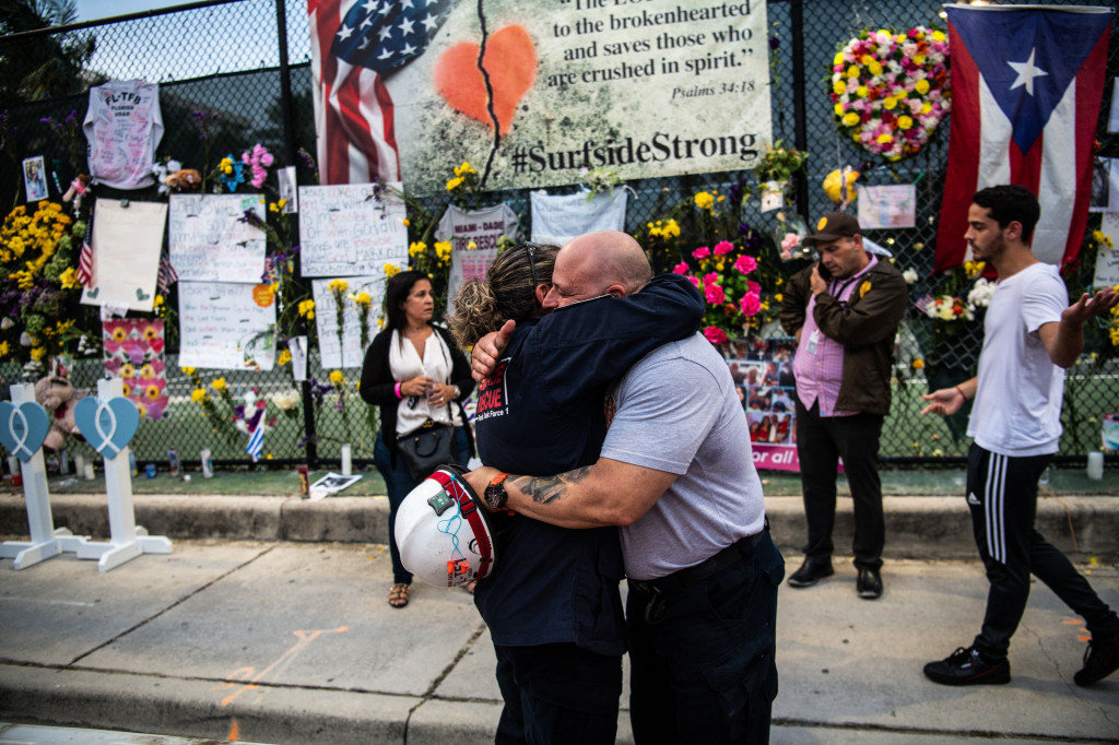 Sementara penyelidikan sedang dilakukan untuk menentukan penyebab runtuhnya apartemen tersebut.