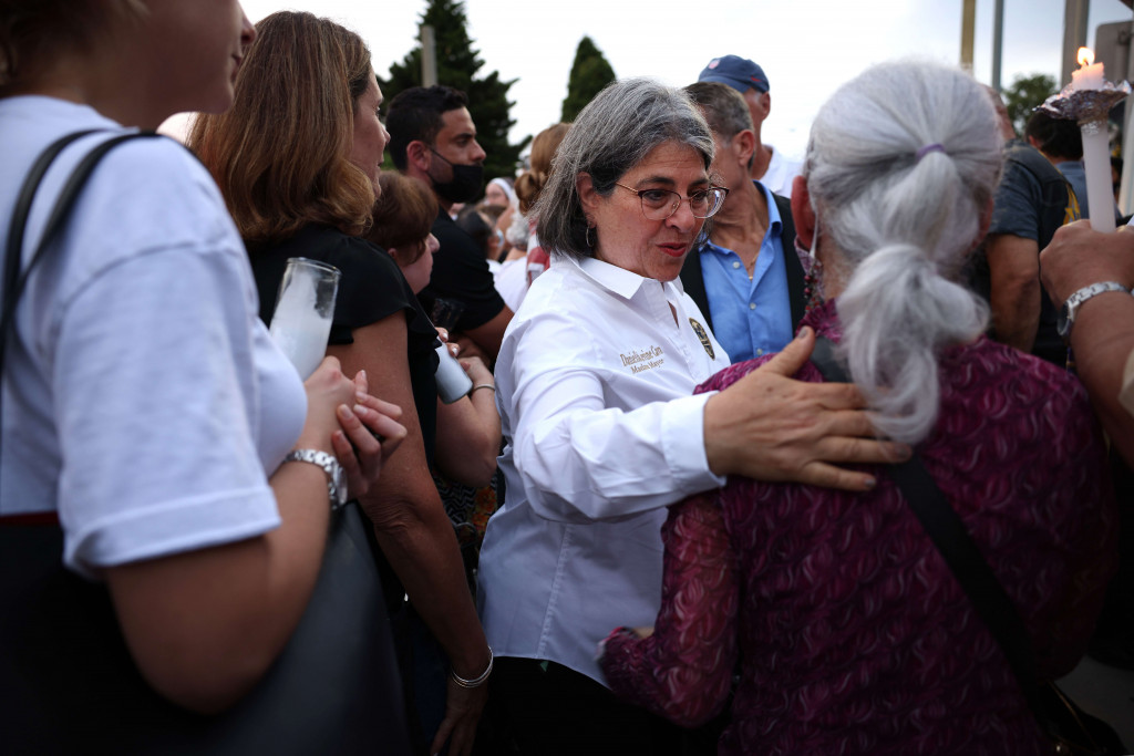 Levine Cava mengatakan delapan jasad kembali ditemukan di antara reruntuhan gedung apartemen 12 lantai, Champlain Towers South, yang ambruk pada 24 Juni ketika para penghuninya sedang tidur.