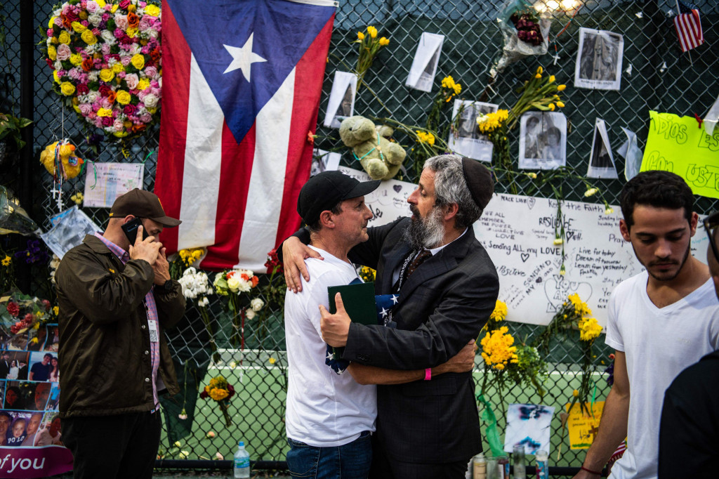 Teman dan kerabat para korban saling berpelukan di di