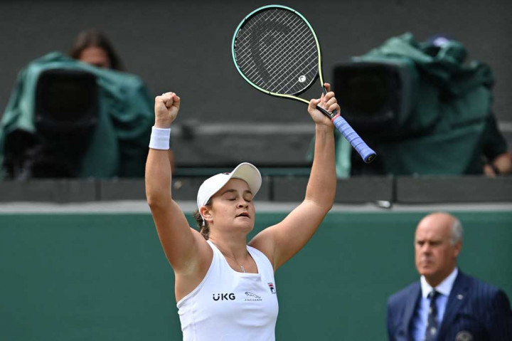 Ashleigh Barty melakukan selebrasi usai memastikan diri mencapai final Wimbledon pertamanya pada hari Kamis, 8 Juli 2021, 10 tahun setelah dinobatkan sebagai juara junior.