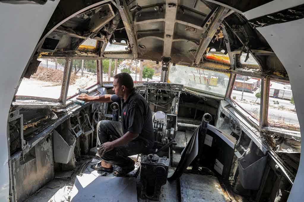 Pekerja tengah memberikan sentuhan akhir pada pesawat Boeing 707 yang akan diubah fungsinya menjadi sebuah restoran.