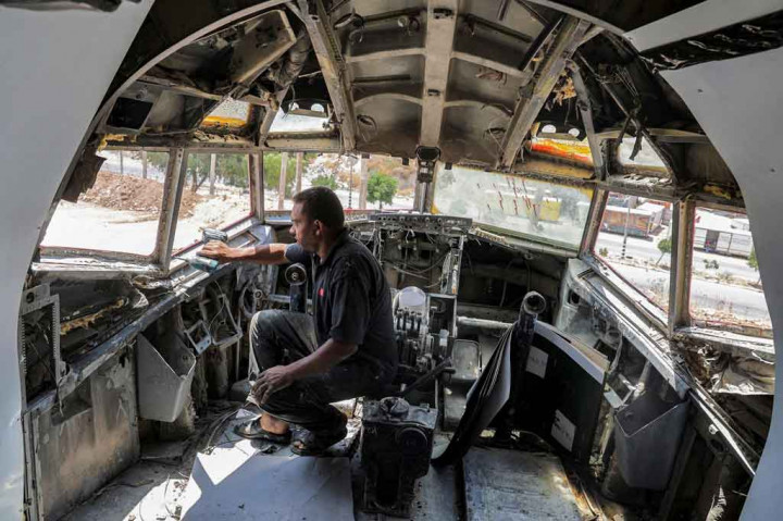 Pekerja tengah memberikan sentuhan akhir pada pesawat Boeing 707 yang akan diubah fungsinya menjadi sebuah restoran.