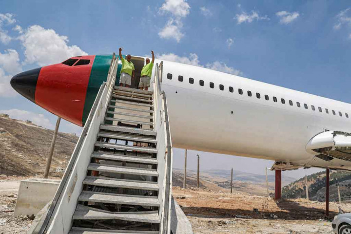 Saudara kembar asal Palestina mengubah sebuah pesawat Boeing 707 dinonaktifkan untuk menyiapkannya lepas landas jenis baru, yaitu sebagai restoran.