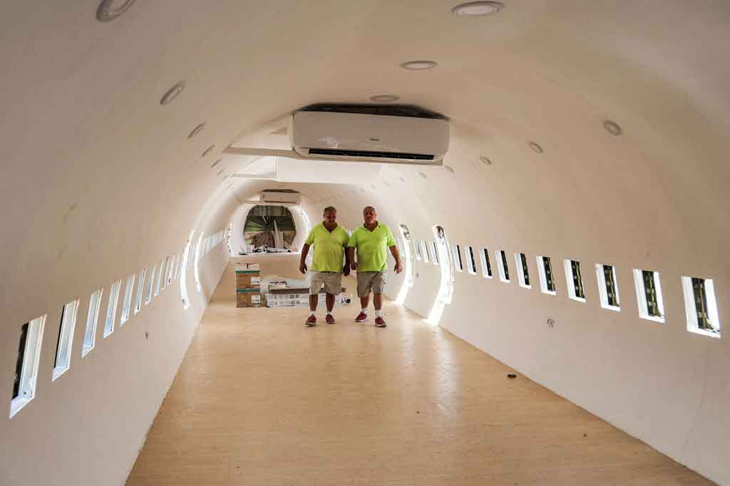 Di dalam kabin jet tua tersebut kursi telah dilucuti dan kaca jendela dilepas. Meja akan segera dipasang di badan pesawat yang telah dicat putih dengan lantai kayu laminasi.