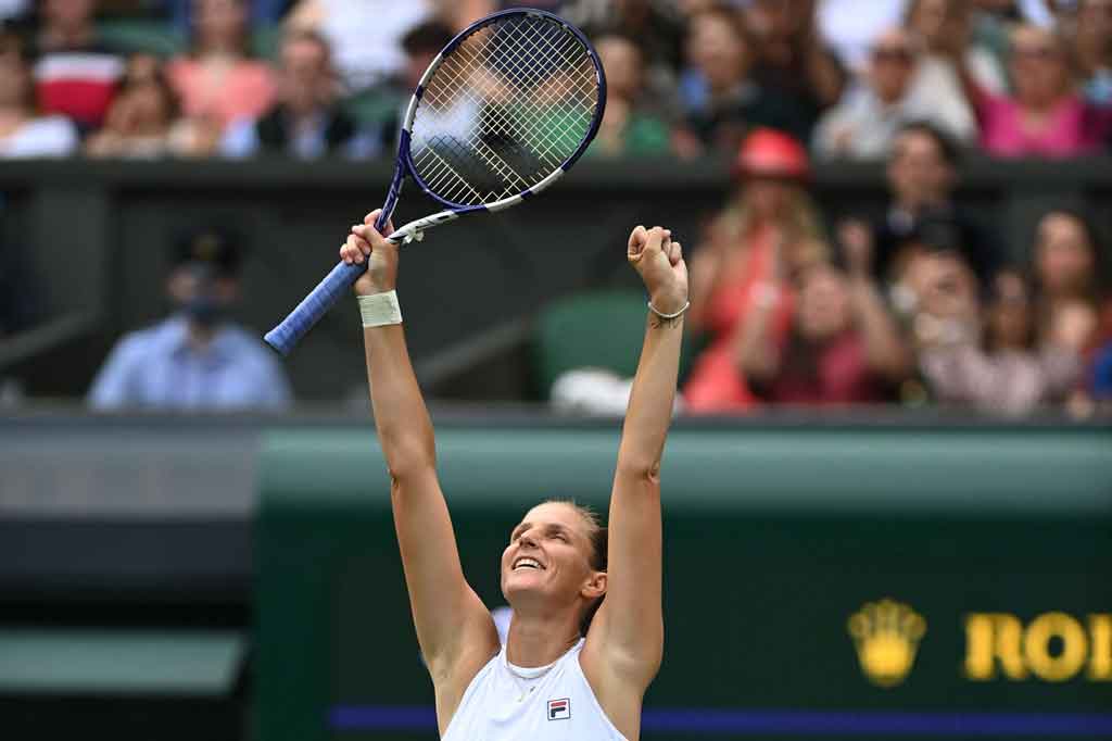 Petenis putri yang pernah menduduki peringkat satu dunia Karolina Pliskova melakukan selebrasi usai memastikan diri mencapai final Wimbledon untuk pertama kalinya.