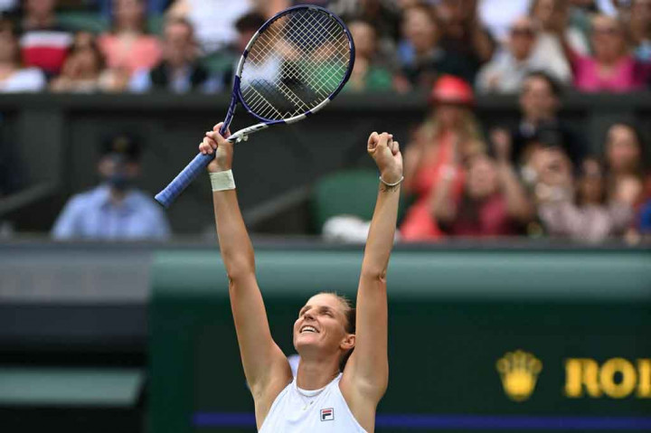 Petenis putri yang pernah menduduki peringkat satu dunia Karolina Pliskova melakukan selebrasi usai memastikan diri mencapai final Wimbledon untuk pertama kalinya.