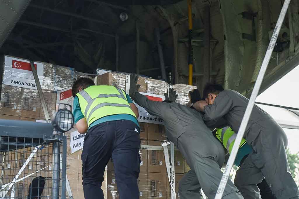 Pemerintah Singapura tengah memuat barang bantuan berupa peralatan kesehatan untuk membantu memerangi covid-19 di Indonesia, Jumat, 9 Juli 2021. Bantuan tersebut berupa alat kesehatan dari Pemerintah Singapura untuk Kementerian Luar Negeri (dengan sistem Government to Government) berupa 200 ventilator dan 256 silinder oksigen kosong 40 L.