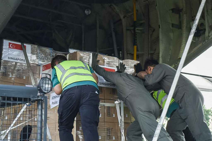 Pemerintah Singapura tengah memuat barang bantuan berupa peralatan kesehatan untuk membantu memerangi covid-19 di Indonesia, Jumat, 9 Juli 2021. Bantuan tersebut berupa alat kesehatan dari Pemerintah Singapura untuk Kementerian Luar Negeri (dengan sistem Government to Government) berupa 200 ventilator dan 256 silinder oksigen kosong 40 L.