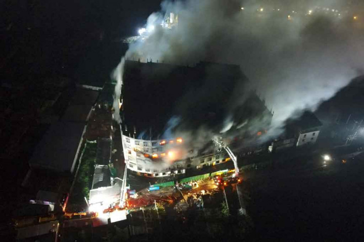 Polisi dan saksi mata mengatakan kebakaran terjadi di pabrik Makanan dan Minuman Hashem di Rupganj, sebuah kota industri di luar Dhaka, sekitar pukul 17.00 (1100 GMT). Api masih berkobar hingga Jumat pagi.
