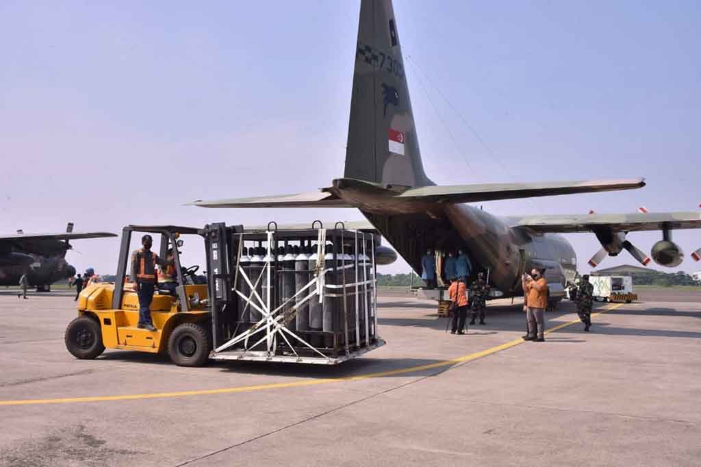 Kementerian Luar Negeri RI dalam keterangan tertulisnya menyatakan bantuan tersebut berupa 200 ventilator, 256 tabung oksigen kosong berkapasitas 50 liter, masker, sarung tangan, alat pelindung diri (APD), tutup kepala, dan alat kesehatan lainnya.