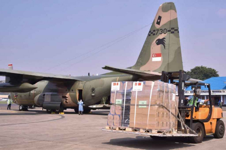 Selain itu, pemerintah Indonesia juga melakukan pengadaan secara mandiri (pembelian) dari Singapura berupa 10.000 unit konsentrator oksigen, 30 unit di antaranya telah tiba bersama bantuan alat kesehatan dari Singapura.