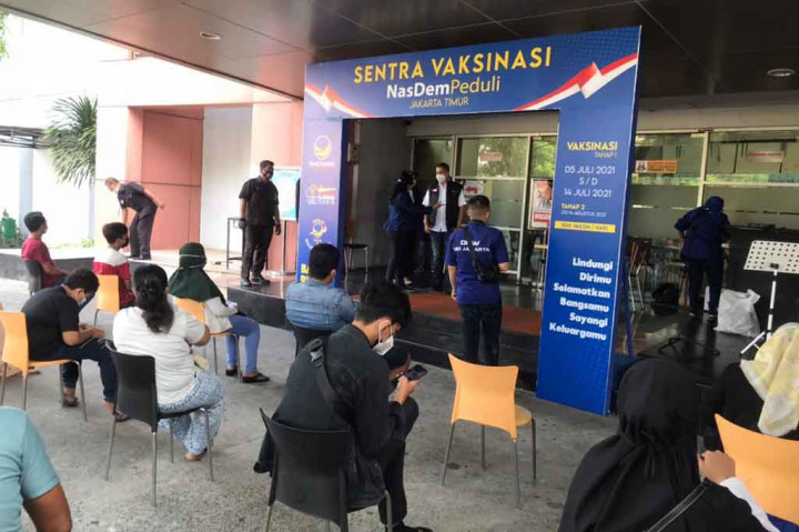 Warga mengikuti program vaksinasi massal di Posko Satgas Covid-19 Sentra Vaksinasi NasDem Peduli di kawasan Pulogadung Trade Centre, Jakarta
Timur, Selasa, 7 Juli 2021.