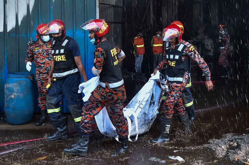 Korban meninggal akibat kebakaran hebat yang melanda sebuah pabrik di Bangladesh menjadi 52 orang. Banyak korban yang terjebak kobaran api yang memaksa mereka melompat menyelamatkan diri dari lantai atas. Sekitar 30 orang terluka dan ratusan kerabat dan pekerja lainnya yang putus asa menunggu dengan cemas di luar pabrik makanan saat api terus berkobar.