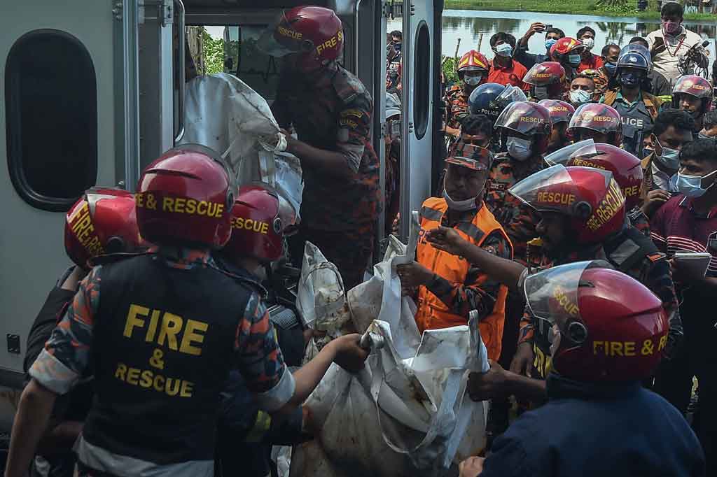 Polisi awalnya menyakatakan korban meninggal sebanyak tiga orang, tetapi meningkat secara drastis ketika petugas pemadam kebakaran telah mencapai lantai atas dan mulai mengeluarkan puluhan jenazah pekerja yang terperangkap.