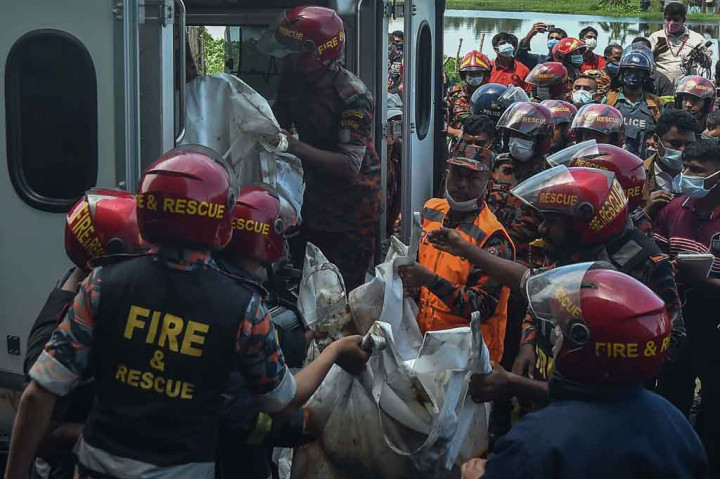 Polisi awalnya menyakatakan korban meninggal sebanyak tiga orang, tetapi meningkat secara drastis ketika petugas pemadam kebakaran telah mencapai lantai atas dan mulai mengeluarkan puluhan jenazah pekerja yang terperangkap.