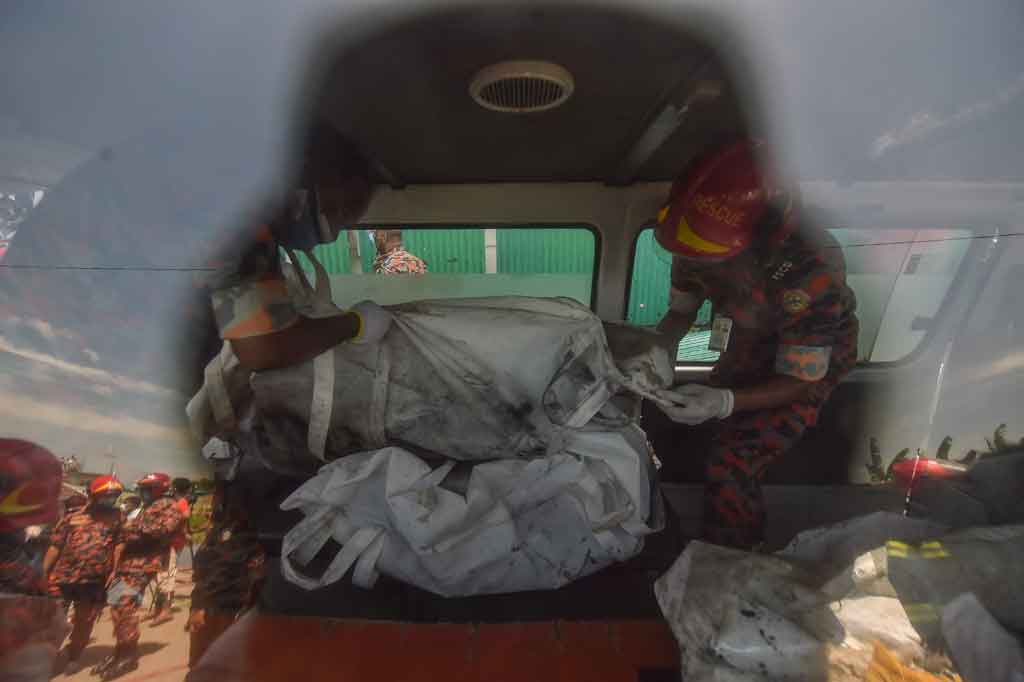 Para korban hangus ditumpuk dalam armada ambulans untuk dibawa ke kamar mayat rumah sakit, di tengah teriakan sedih dan air mata dari orang-orang yang menonton di jalanan.