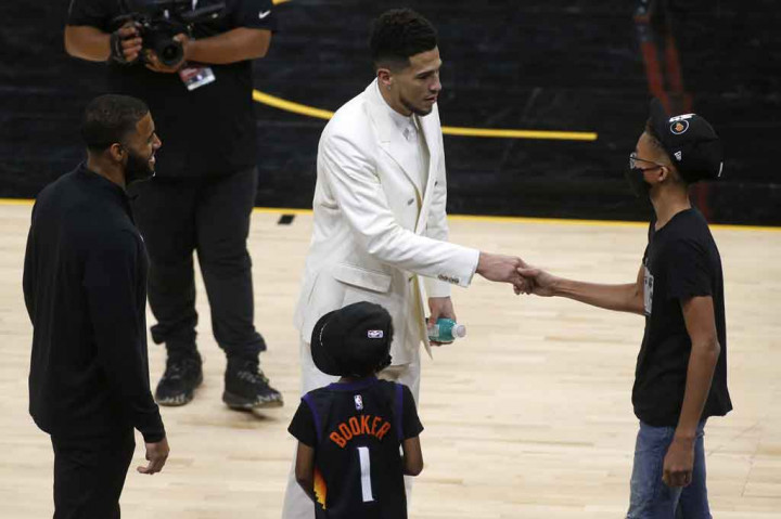 Phoenix Suns untuk sementara unggul 2-0 atas Milwaukee Bucks dalam Final NBA setelah menang 118-108 dalam gim kedua. 