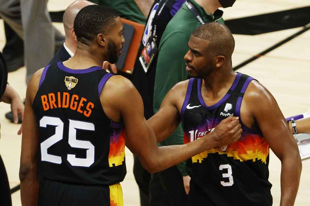 Devin Booker memimpin perolehan poin untuk Phoenix dengan 31 poin, Mikal Bridges 27 poin dan Chris Paul menyumbangkan 23 poin, sedangkan Deandre Ayton membuat 11 rebound.