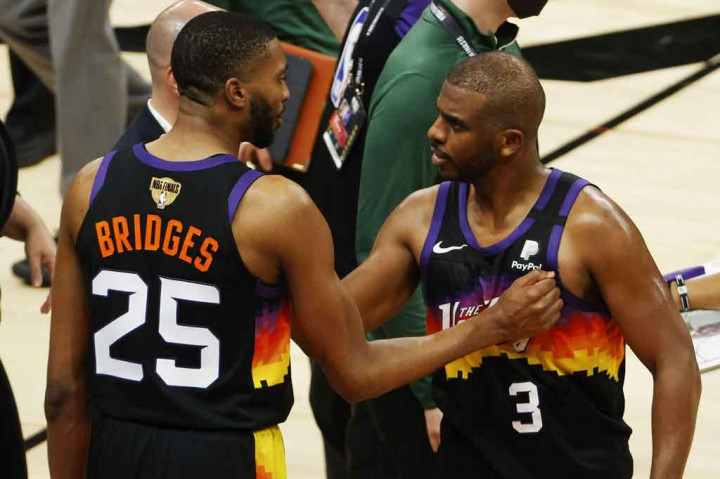 Devin Booker memimpin perolehan poin untuk Phoenix dengan 31 poin, Mikal Bridges 27 poin dan Chris Paul menyumbangkan 23 poin, sedangkan Deandre Ayton membuat 11 rebound.