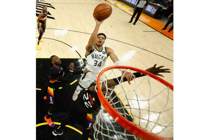 Gianis Antetokounmpo tampil luar biasa sepanjang laga ini untuk Bucks dengan mengemas 42 poin. Namun raihan poin tersebut menjadi sia-sia karena tidak begitu mendapatkan dukungan dari rekan-rekan satu timnya ketika mereka hanya bisa memasukkan sembilan dari total 31 upaya lemparan tiga angka. 