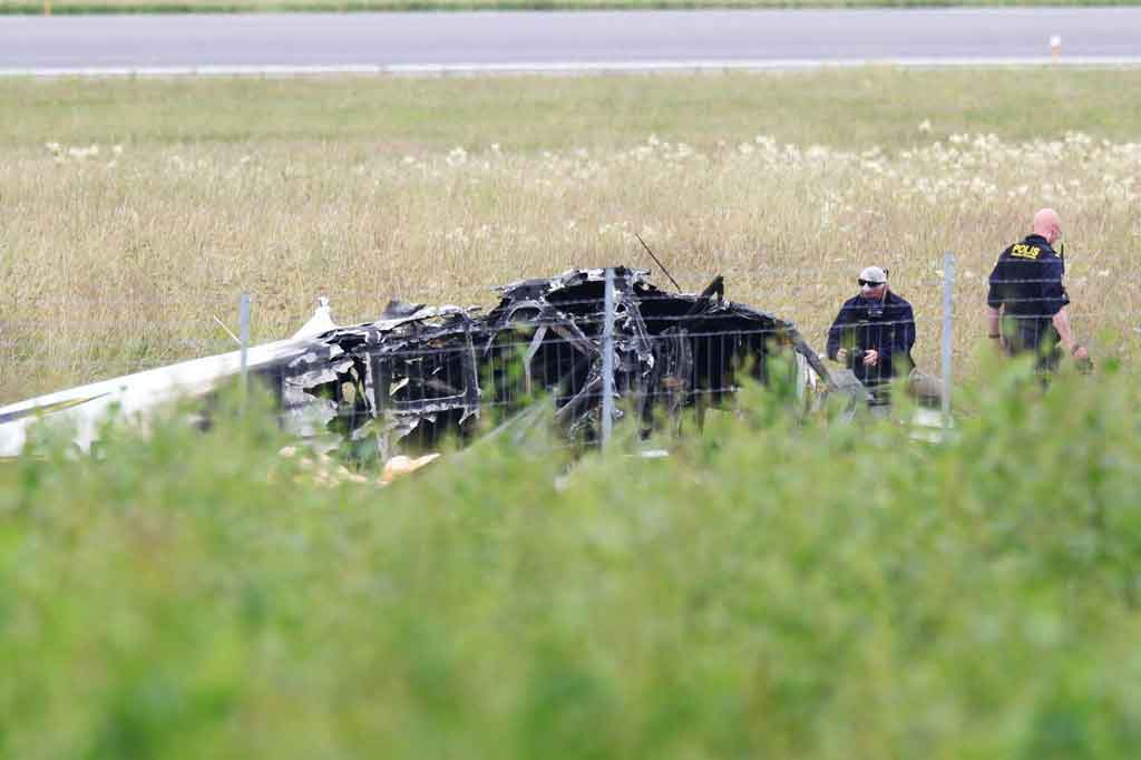 Petugas kepolisian melakukan penyelidikan di lokasi kecelakaan pesawat di dekat Bandara Orebro, Swedia pada Jumat, 9 Juli 2021.
