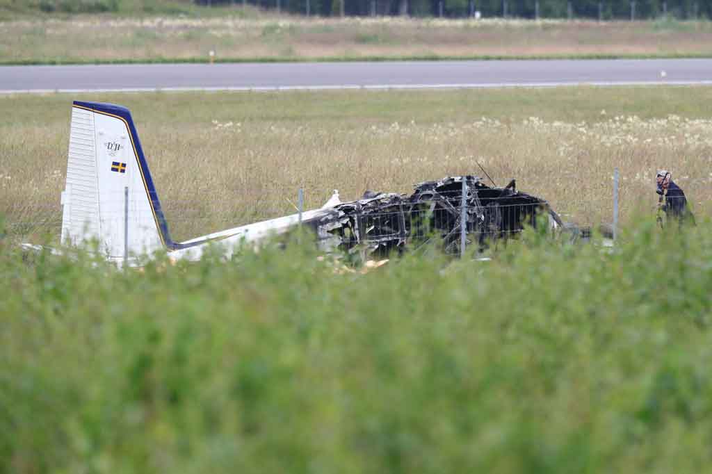 Sebanyak sembilan orang meninggal dalam kecelakaan pesawat kecil yang digunakan untuk terjun payung di dekat Bandara Orebro, Swedia, Kamis, 8 Juli 2021. 