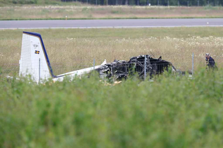 Sebanyak sembilan orang meninggal dalam kecelakaan pesawat kecil yang digunakan untuk terjun payung di dekat Bandara Orebro, Swedia, Kamis, 8 Juli 2021. 