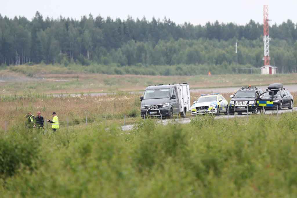 
Pesawat baling-baling kecil yang membawa delapan skydivers dan seorang pilot, jatuh sekitar pukul 19:00 (1700 GMT) pada hari Kamis, saat lepas landas dari Bandara Orebro, sekitar 160 kilometer (100 mil) barat Stockholm.