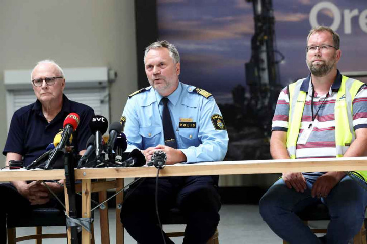 
Awalnya, polisi hanya menyebut beberapa orang meninggal dan mengatakan bahwa satu orang telah dibawa ke rumah sakit dengan luka serius.