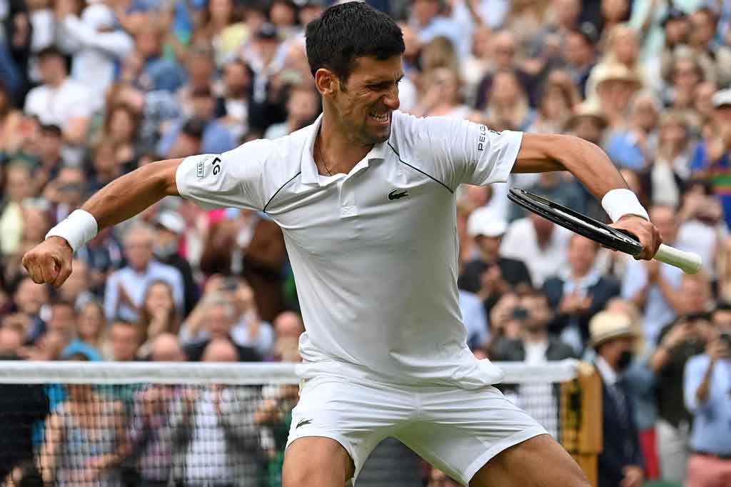 Juara bertahan Novak Djokovic melakukan selebrasi usai menjinakkan petenis Kanada Denis Shapovalov demi mengamankan tiket final ketujuhnya di Wimbledon. Djokovic mengalahkan Shapovalov lewat kemenangan 7-6(3), 7-5, 7-5 di London, Jumat, 9 Juli 2021 waktu setempat.