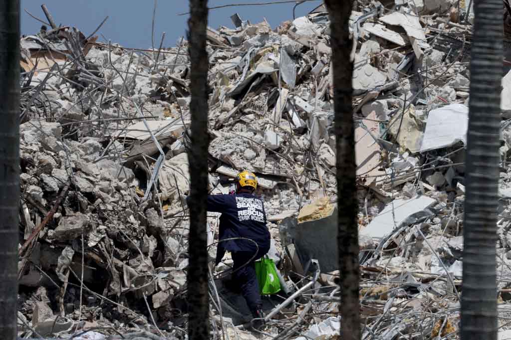 Korban meninggal akibat runtuhnya sebuah gedung apartemen di Florida telah meningkat menjadi 78 orang, setelah 14 jenazah ditemukan dari puing-puing, Jumat, 9 Juli 2021 waktu setempat.