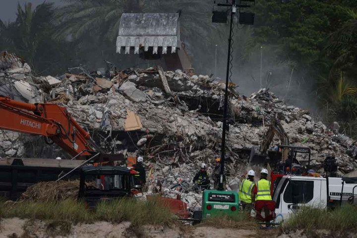 Champlain Towers South, sebuah bangunan 12 lantai di Surfside, sebuah kota di utara Miami Beach, runtuh pada 24 Juni, ketika puluhan penduduk tidur di dalamnya. Tidak ada korban selamat yang ditemukan sejak hari keruntuhan.