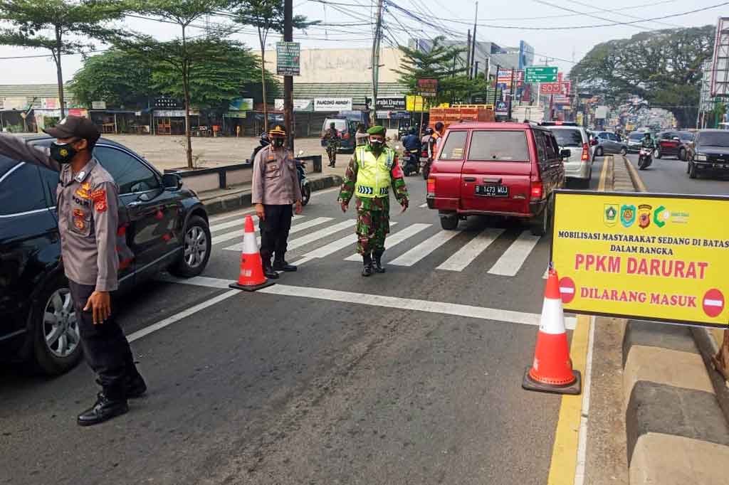 Petugas gabungan yang terdiri dari TNI, Polri, Satpol PP, dan Dinas Perhubungan melakukan operasi penyekatan Pemberlakukan Pembatasan Kegiatan Masyarakat (PPKM) Darurat di depan Pasar Parung, di Jalan Raya Parung, perbatasan antara Depok dan Bogor, Jawa Barat, Sabtu, 10 Juli 2021. 
