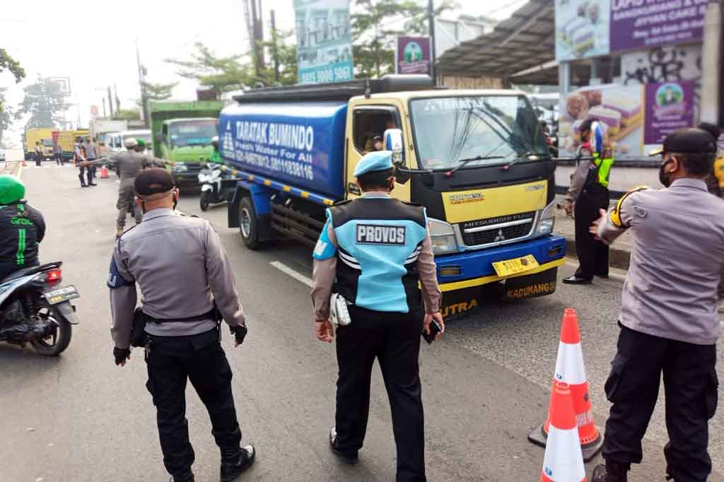 Kepolisian Resor Bogor mendirikan sebanyak delapan pos penyekatan selama PPKM Darurat. Lebih dari seribu personel kepolisian disiagakan untuk menjaga titik-titik penyekatan tersebut.