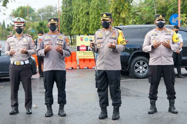 Mereka sama-sama mengheningkan cipta selama 60 detik. Semua tertunduk dengan satu harapan agar Tuhan Yang Maha Kuasa segera mengangkat wabah covid-19 dari bumi pertiwi Indonesia. Hening Cipta Indonesia juga untuk memanjatkan doa dan memberi penghormatan kepada korban yang meninggal karena covid-19.