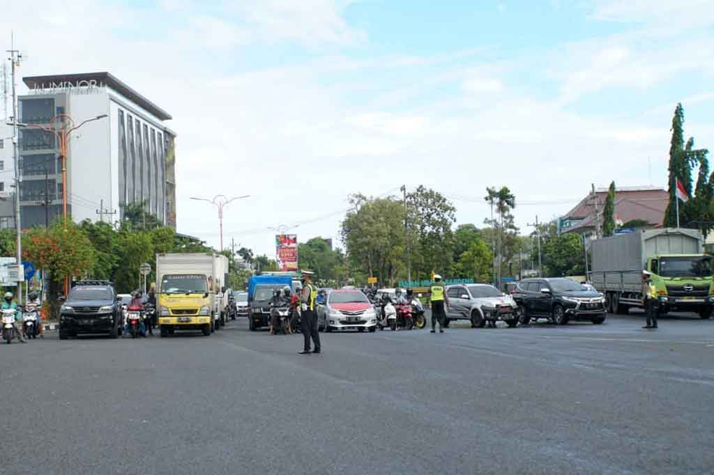 Puluhan kendaraan yang melintas di kawasan Bundaran Taman Pinang Indah, Kabupaten Sidoarjo, Jawa Timur mendadak berhenti tepat pukul 10.07 WIB, Sabtu, 10 Juli 2021. Demikian pula warga lainnya menghentikan aktivitasnya pada waktu yang sama.