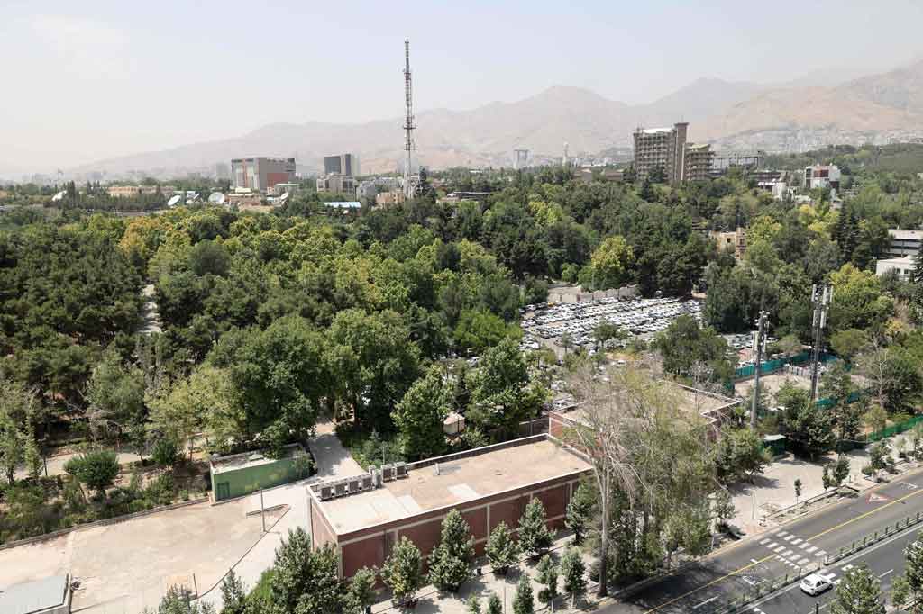 Wakil Gubernur Teheran Hamid Reza Goudarzi, yang bertanggung jawab atas masalah keamanan, mengunjungi lokasi tersebut. 