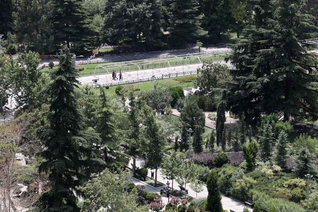 Ledakan keras terdengar di utara Teheran pada Sabtu, 10 Juni 2021 dini hari waktu setempat yang disebabkan oleh benda tak dikenal. Peristiwa tersebut terjadi di sebuah taman, tetapi tidak ada yang terluka.