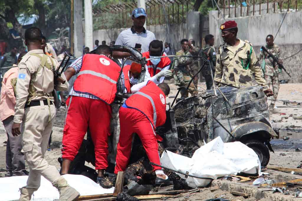 Petugas medis mengevakuasi korban tewas serangan bom bunuh diri yang menargetkan komisaris polisi di Mogadishu, Somalia, Sabtu, 10 Juli 2021.