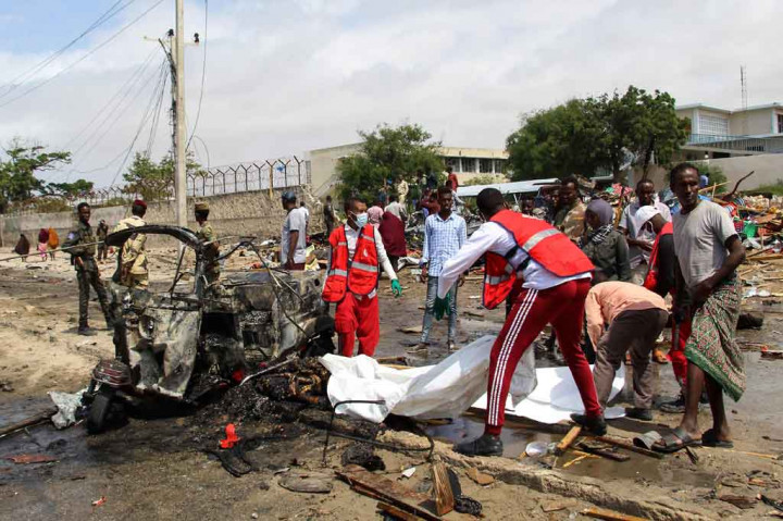  Sebuah bom mobil besar yang menargetkan seorang kepala polisi meledak di Ibu Kota Somalia, Mogadishu, Sabtu, 10 Juli 2021, mengakibatkan lima orang meninggal dunia. 
