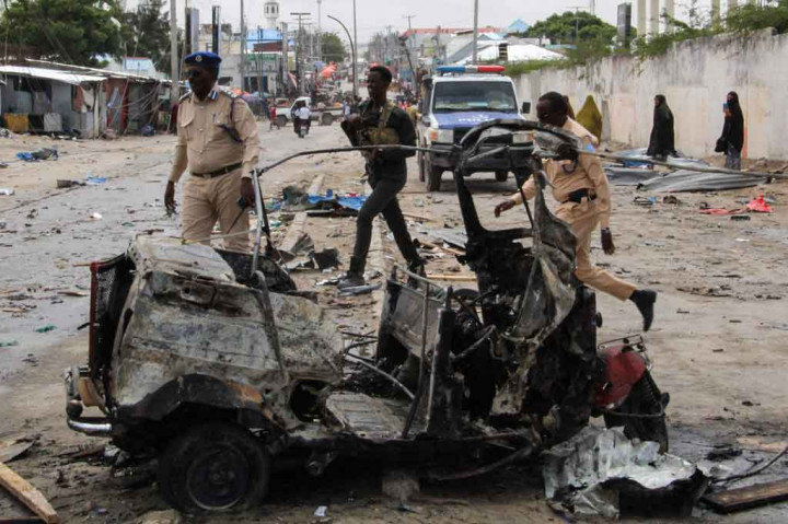 Kelompok Al-Shabaab dengan cepat mengklaim bertanggung jawab, dengan mengatakan bahwa ledakan itu menewaskan dan melukai sejumlah besar penjaga kepala polisi dan menghancurkan beberapa kendaraan.