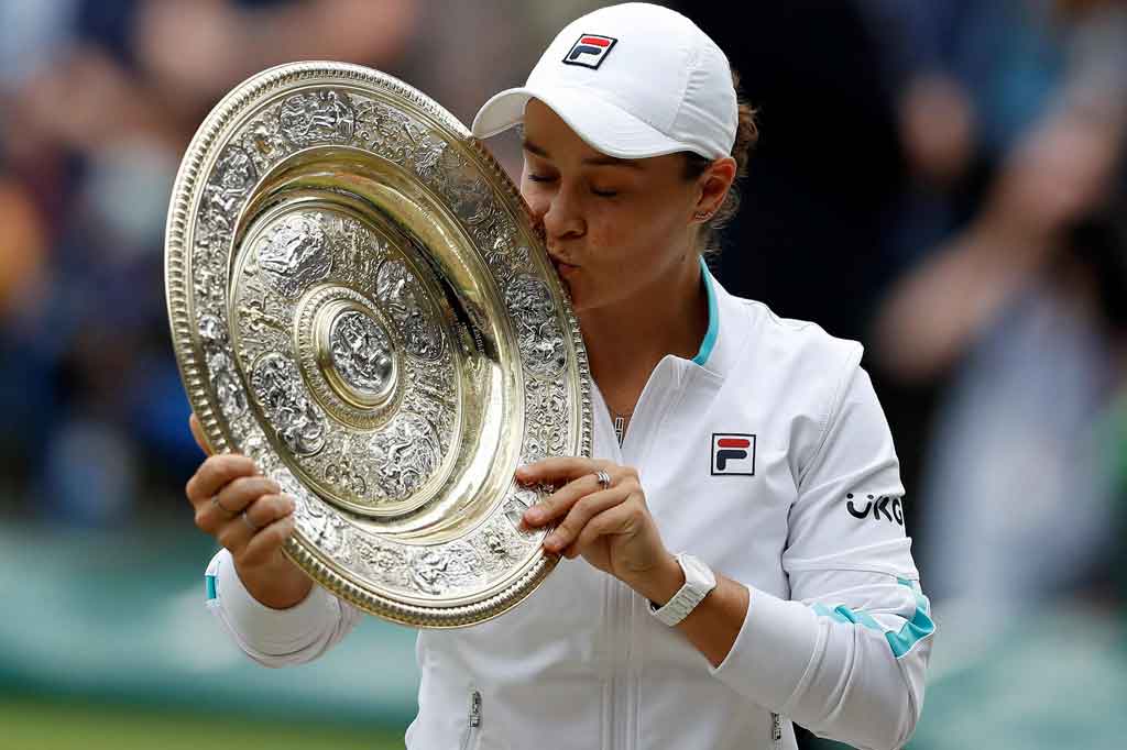 Petenis Australia Ashleigh Barty menciup trofi Venus Rosewater Dish usai memenangi gelar tunggal putri Wimbledon, Sabtu, 10 Juli 2021 malam WIB.