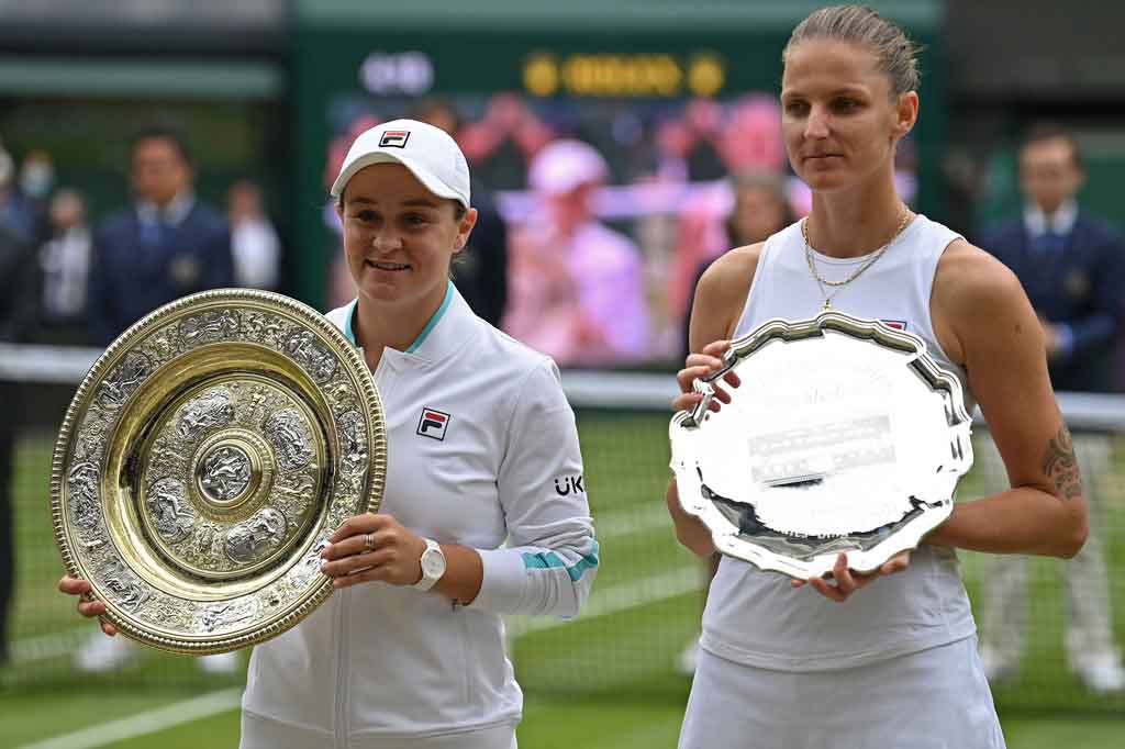 Petenis nomor satu dunia tersebut merengkuh gelar tunggal putri Wimbledon usai mengalahkan Karolina Pliskova 6-3, 6-7 (4/7), 6-3 dalam waktu satu jam 56 menit di lapangan utama All England Lawn Tennis and Croquet Club.