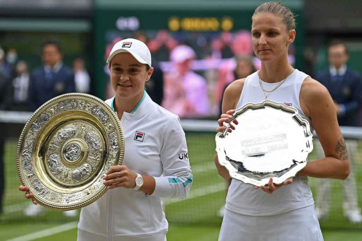 Petenis nomor satu dunia tersebut merengkuh gelar tunggal putri Wimbledon usai mengalahkan Karolina Pliskova 6-3, 6-7 (4/7), 6-3 dalam waktu satu jam 56 menit di lapangan utama All England Lawn Tennis and Croquet Club.