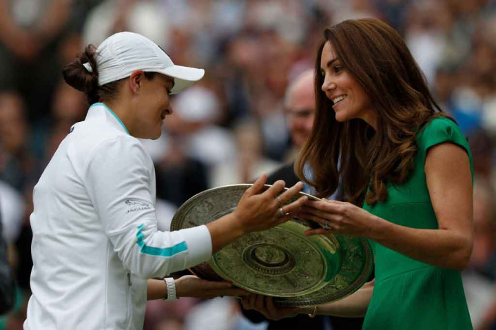 
Petenis Australia berusia 25 tahun -- yang mengenakan gaun yang dirancang khusus untuk menghormati kerang ikonik Cawley yang dikenakan pada 1971 -- menambahkan mahkota Wimbledon ke gelar Prancis Terbuka 2019-nya.