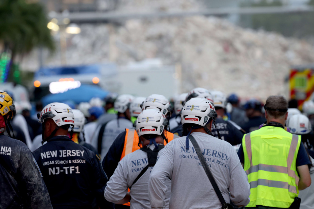 Tim penyelamat telah mengevakuasi jenazah tujuh orang lagi dari reruntuhan kondominium yang roboh di Surfside, negara bagian Florida, AS.