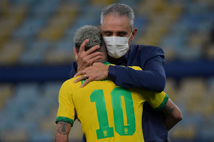 Pemain Brasil Neymar dihibur oleh pelatih Brasil Tite setelah dikalahkan 1-0 oleh Argentina dalam pertandingan final turnamen sepak bola Copa America Conmebol 2021 di Stadion Maracana di Rio de Janeiro, Brasil