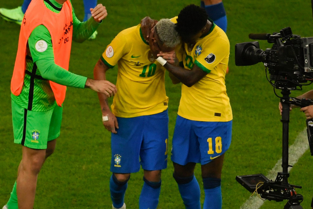 Sejumlah ofisial dan pemain Brasil, termasuk pelatih Seleao Tite, langsung berusaha menghibur pemain PSG itu.